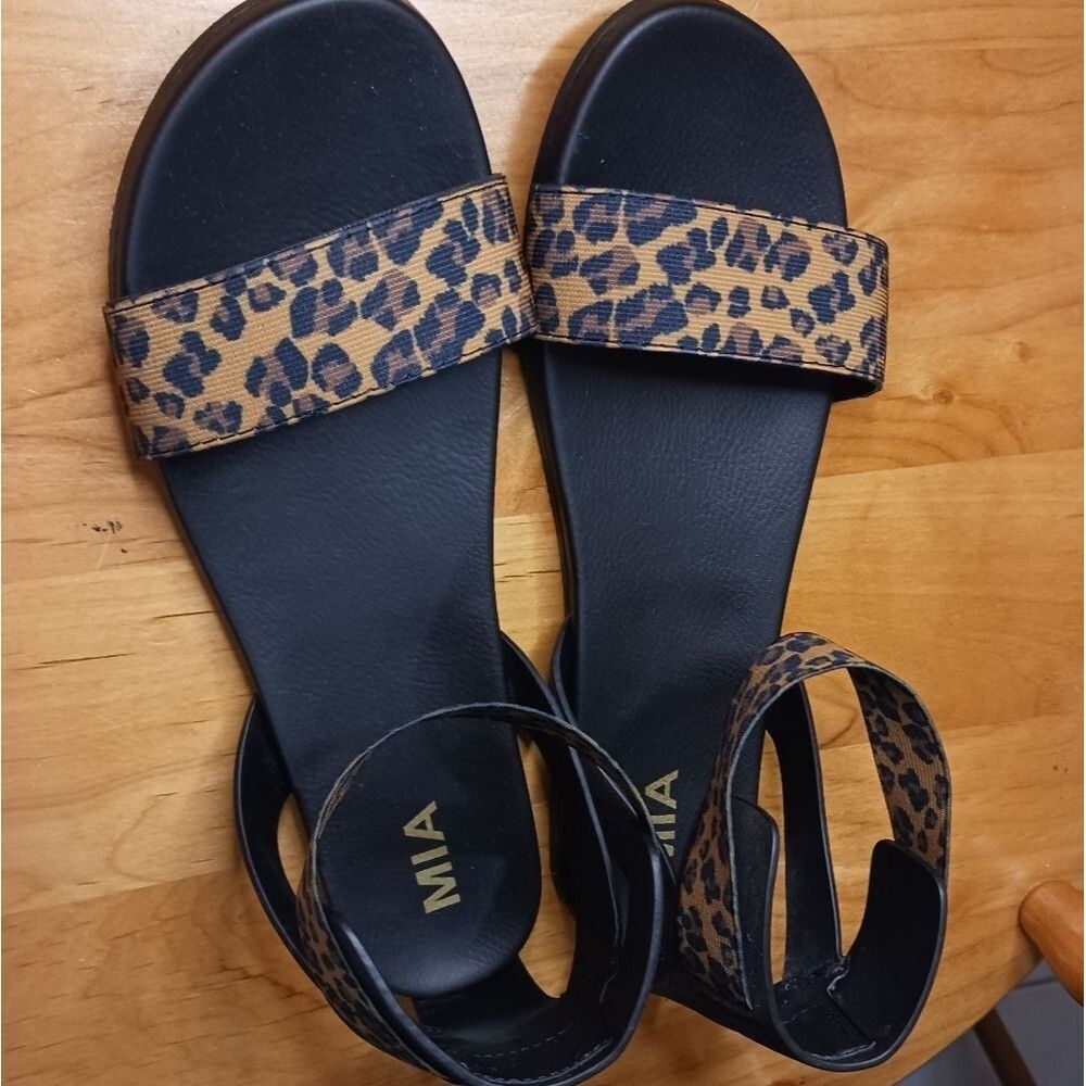 Mia Animal Print Sandals Wide Ankle Strap Open Toe Flat Heel Women's Size 9 NWOT